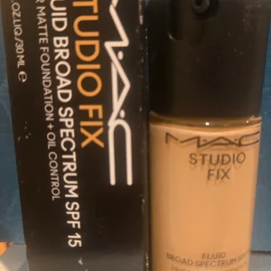 Studio Fix Fluid SPF 15 24Hr Matte Foundation Plus Oil Control NC27 by MAC for Women – Long-Wear Liquid Foundation 1 oz