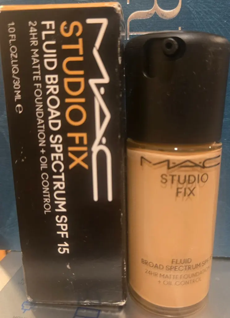 Studio Fix Fluid SPF 15 24Hr Matte Foundation Plus Oil Control NC27 by MAC for Women – Long-Wear Liquid Foundation 1 oz