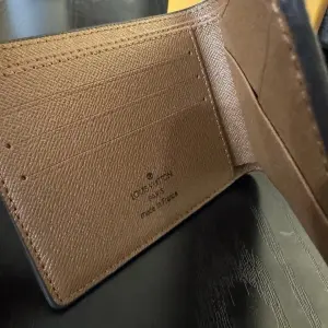BROWN 5